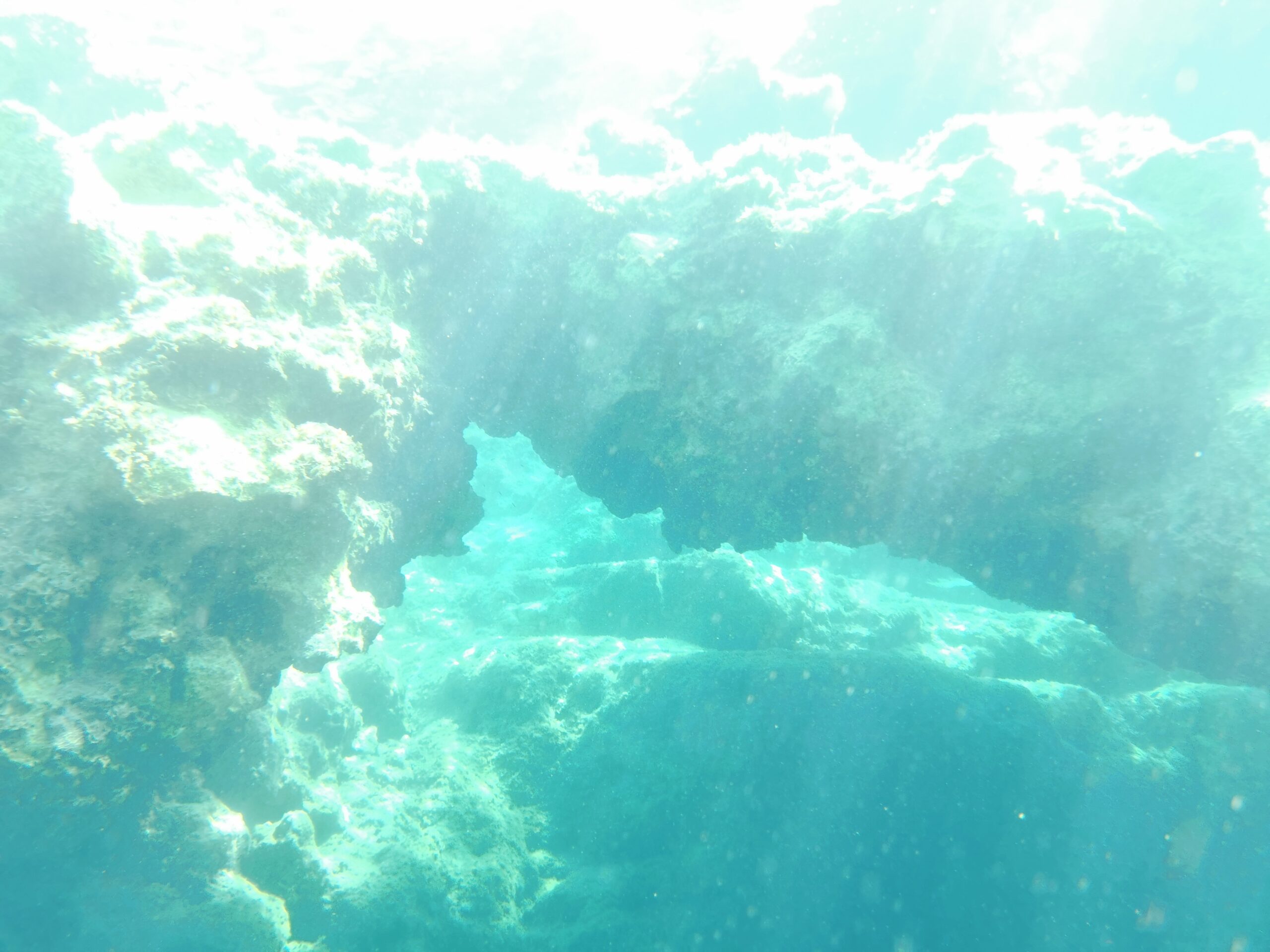 Korakonisi skalné obluky v mori